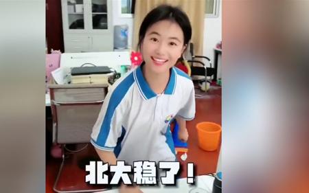 高考查分淡定现场,喜极而泣!几家欢乐几家愁