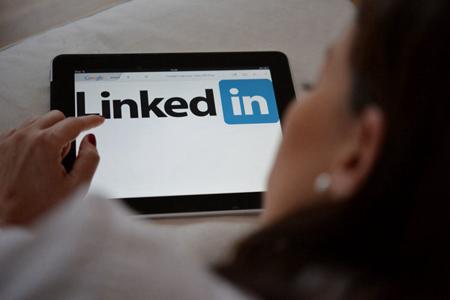 ​LinkedIn 上的 AI 岗位激增，个人资料中 AI 技能添加量激增二十倍