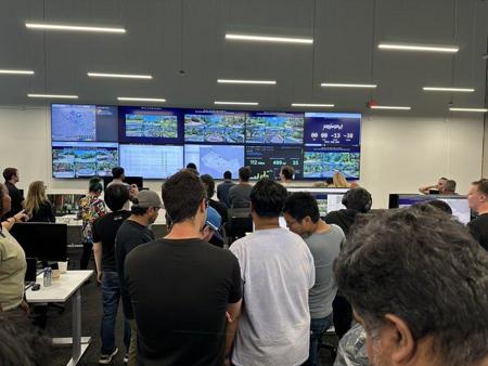 印度裔 AI 负责人删掉 Karpathy 90%遗留代码，马斯克 Robotaxi 终上线，用户体验：不要小费，还可能倒给你钱